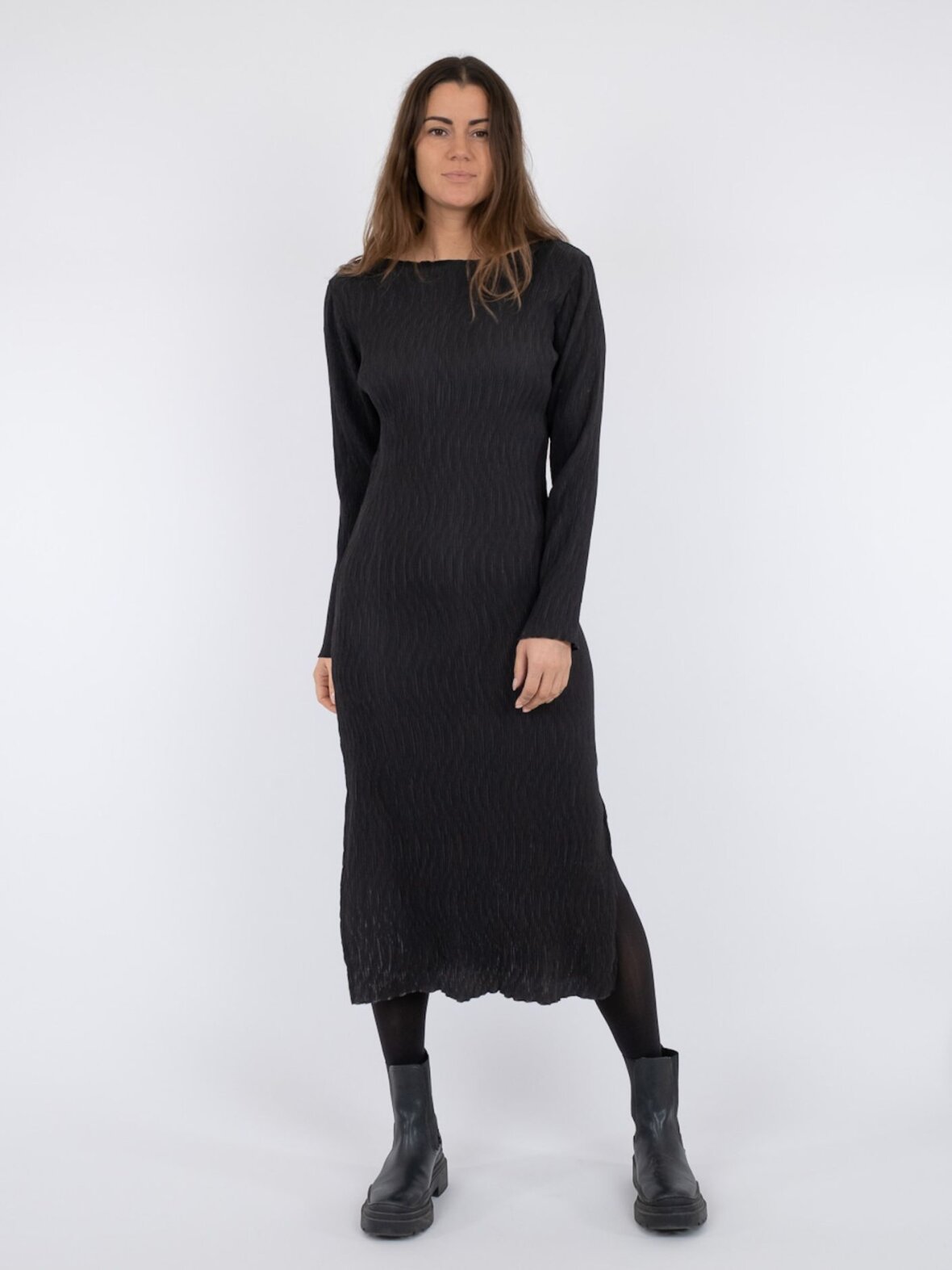 til www.vanilia.dk - Kjole - Neo Noir - JANINE SOLID PLISSE DRESS